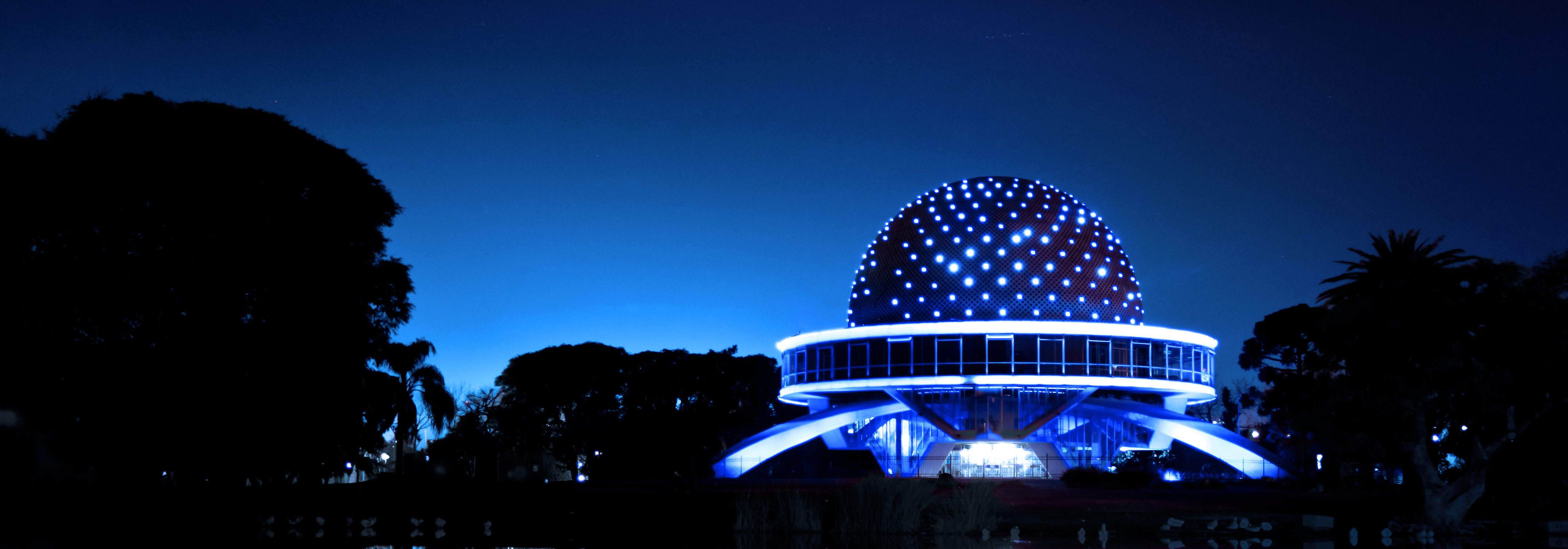 Planetario iluminado de color azul