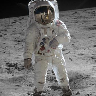 Astronauta de la NASA pisando el suelo de la luna 